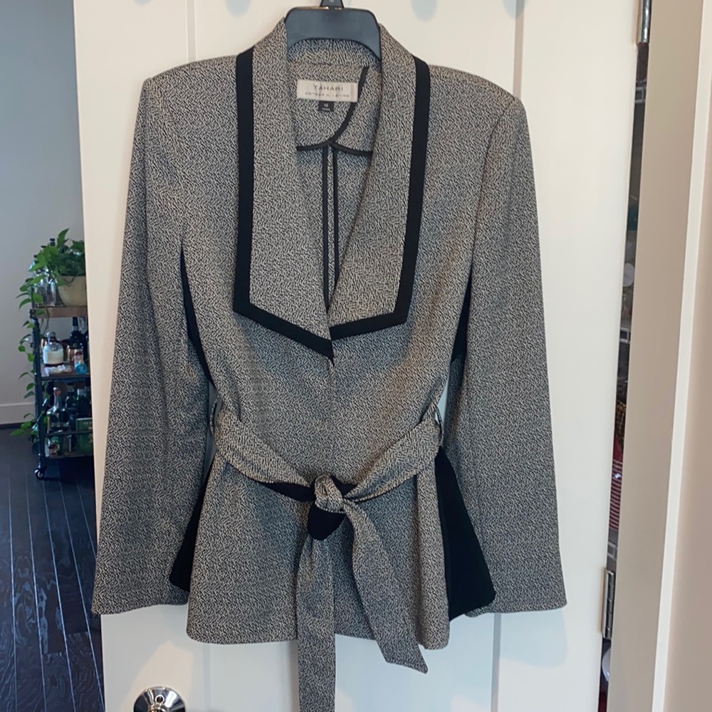 Tahari long blazer size 10 black/white pattern
